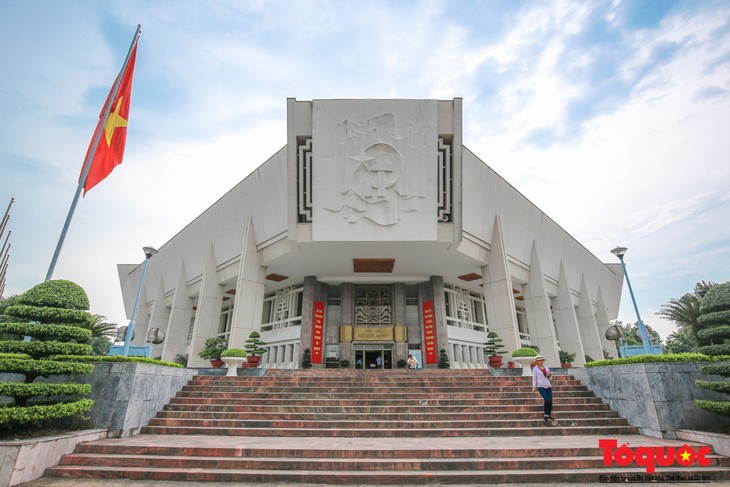 Trao tặng Bảo tàng Hồ Chí Minh hai ấn phẩm tiếng Italy về Chủ tịch Hồ Chí Minh - ảnh 1