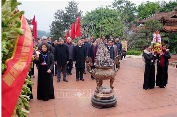 Phó Chủ tịch Quốc hội Phùng Quốc Hiển dâng hương tưởng niệm Chủ tịch Hồ Chí Minh tại ATK Định Hóa, Thái Nguyên - ảnh 1