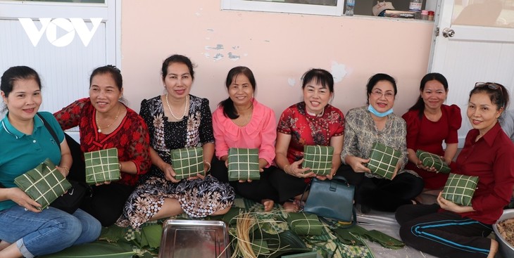 Cộng đồng Việt ở Campuchia chung vui gói bánh chưng, lưu giữ nét văn hóa cổ truyền dân tộc - ảnh 3