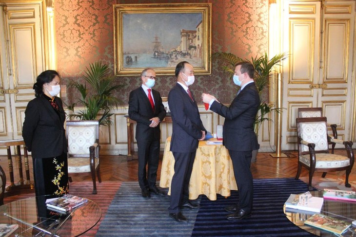  Đại sứ Việt Nam tại Pháp Nguyễn Thiệp được trao tặng Huân chương Bắc đẩu Bội tinh - ảnh 1