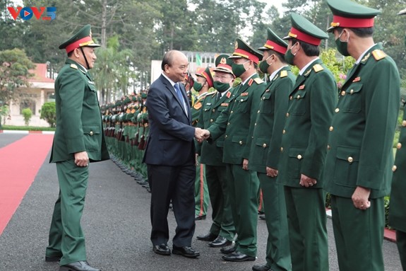 Chủ tịch nước Nguyễn Xuân Phúc tiếp xúc cử tri Sư đoàn 9 (Quân đoàn 4) - ảnh 1