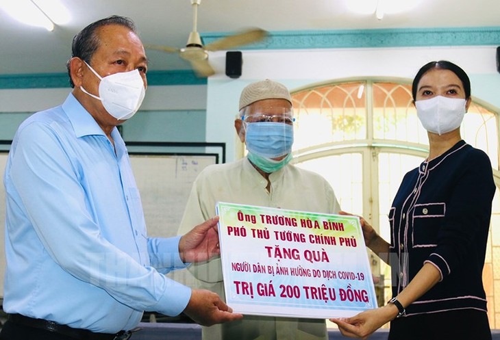 Phó Thủ tướng Trương Hòa Bình tặng quà đồng bào Chăm tại Thành phố Hồ Chí Minh - ảnh 1