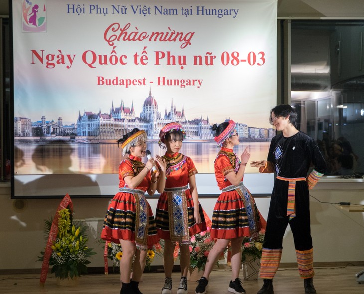 Lễ kỷ niệm Ngày Quốc tế Phụ nữ tại Hungary - ảnh 3