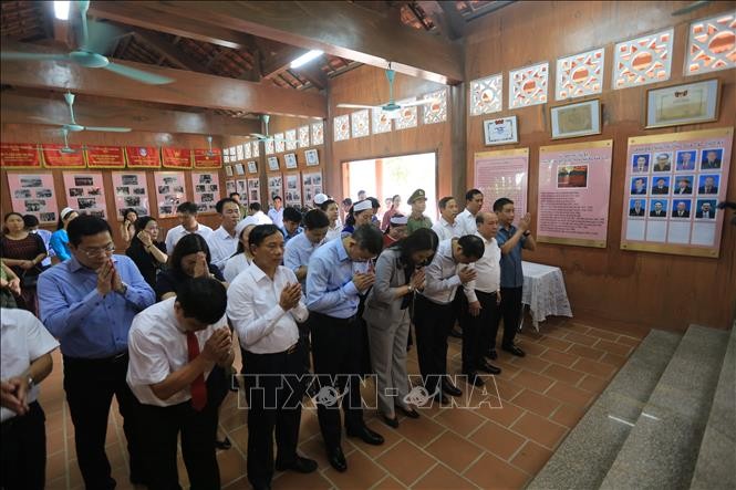 Phó Chủ tịch nước Võ Thị Ánh Xuân dâng hương tại di tích Trường Thanh niên Lao động XHCN Hòa Bình - ảnh 1