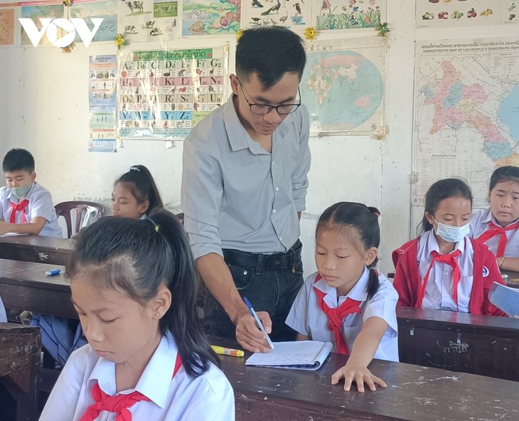 Thầy giáo Việt với hoài bão gieo tiếng mẹ đẻ trên đất nước Triệu Voi - ảnh 2