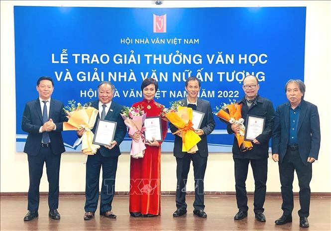Cận cảnh Giải thưởng Hội Nhà văn Việt Nam năm 2022: Qua một mùa hoa trái - ảnh 1