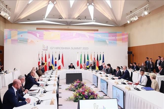 Thủ tướng dự Phiên họp “Hướng tới một thế giới hòa bình, ổn định và thịnh vượng”  thuộc Hội nghị G7 mở rộng - ảnh 1