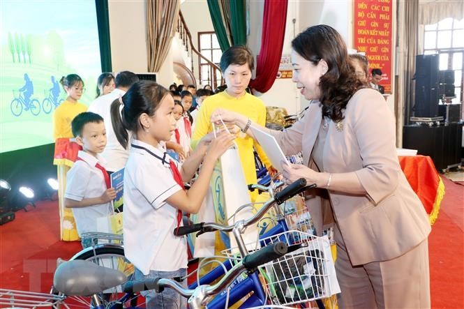 Phó Chủ tịch nước Võ Thị Ánh Xuân trao quà tặng học sinh Hải Dương vượt khó học giỏi - ảnh 1