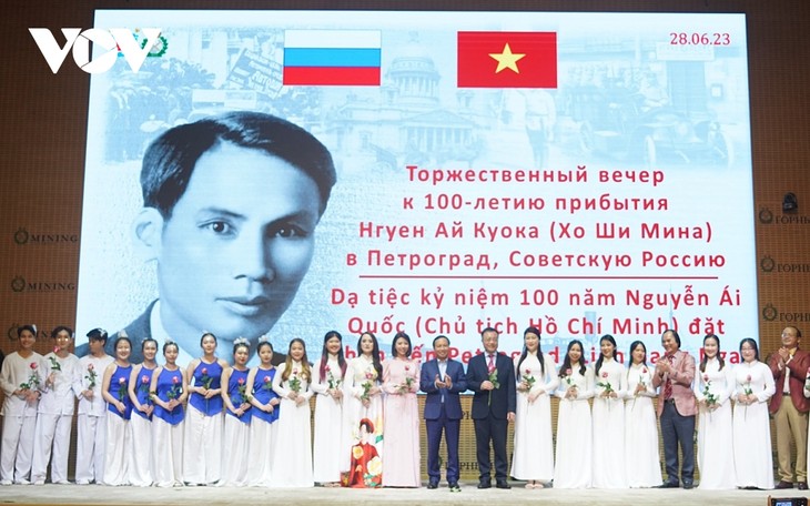 Giao lưu văn nghệ kỷ niệm 100 năm Chủ tịch Hồ Chí Minh lần đầu tiên đến Nga - ảnh 1