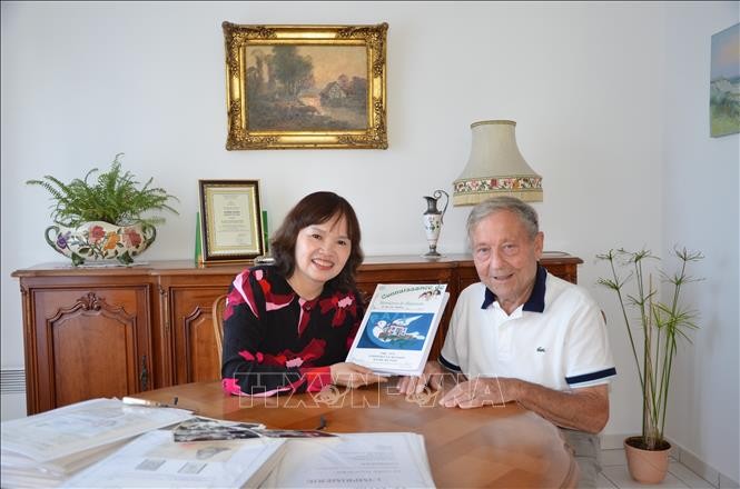 Bảo tàng Báo chí Việt Nam trao Chứng nhận hiến tặng tài liệu cho một người bạn Pháp - ảnh 1
