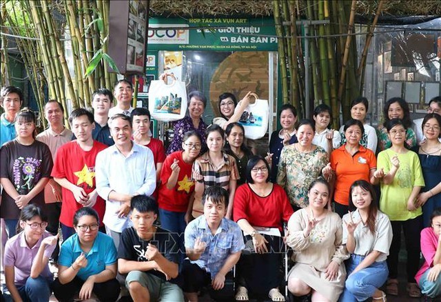 Hai phu nhân Thủ tướng Việt Nam và Singapore thăm cơ sở ghép tranh vải của người khuyết tật - ảnh 1