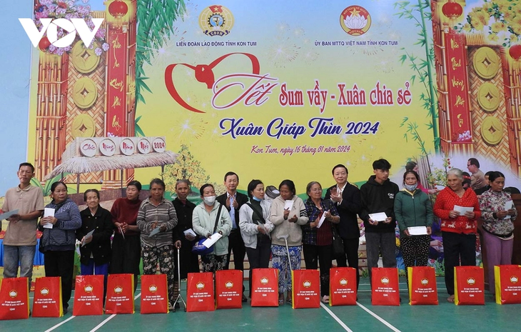 Phó Thủ tướng Chính phủ Trần Hồng Hà tặng quà Tết công nhân và hộ dân hoàn cảnh khó khăn ở Kon Tum - ảnh 1