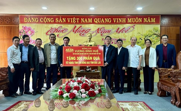 Trao 300 suất quà Tết của Chủ tịch Quốc hội tặng đồng bào tỉnh Đắk Lắk - ảnh 1