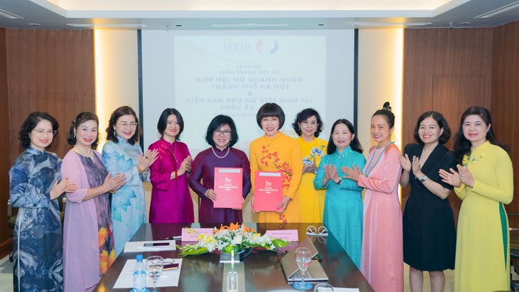 Diễn đàn phụ nữ Việt Nam tại Châu Âu ký kết hợp tác với Hiệp hội nữ doanh nhân thành phố Hà Nội - ảnh 4