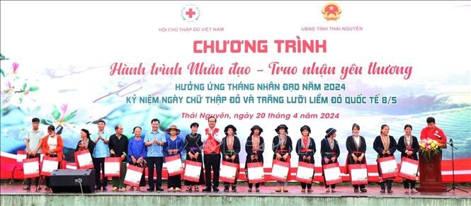 Tặng quà, khám bệnh miễn phí cho người nghèo tỉnh Thái Nguyên - ảnh 1