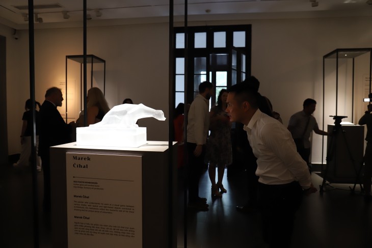 “Sự kỳ diệu của thủy tinh Séc” tại Bảo tàng Mỹ thuật Việt Nam - ảnh 2