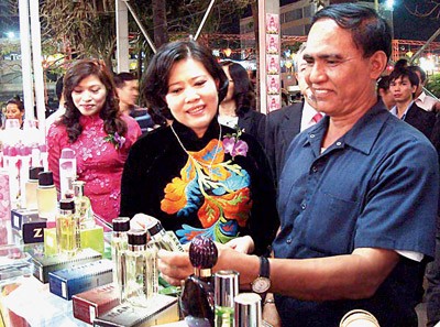 การจัดงานแสดงสินค้าและการบริการ นครโอจิมินห์ – กัมพูชา 2012 - ảnh 1