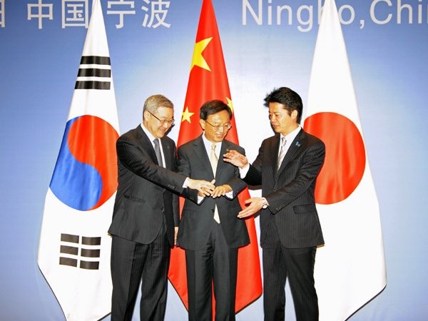 การประกาศสมุดปกขาวเกี่ยวกับความร่วมมือระหว่างจีน ญี่ปุ่นและสาธารณรัฐเกาหลีในระยะ ปี 1999 – 2012 - ảnh 1