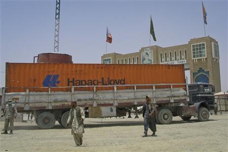 รถบรรทุกที่ลำเลียงขนส่งยุทธปัจจัยให้นาโต้ได้เข้าสู่อัฟกานิสถานแล้ว - ảnh 1