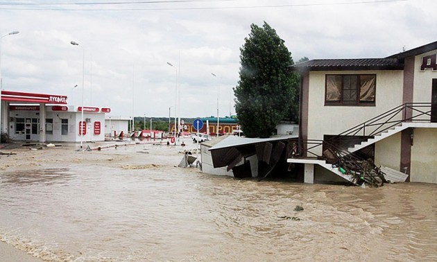 รัสเซียประกาศไว้ทุกข์ทั่วประเทศเพื่อรำลึกผู้เคราะห์ร้ายจากเหตุน้ำท่วมฉับพลัน - ảnh 1