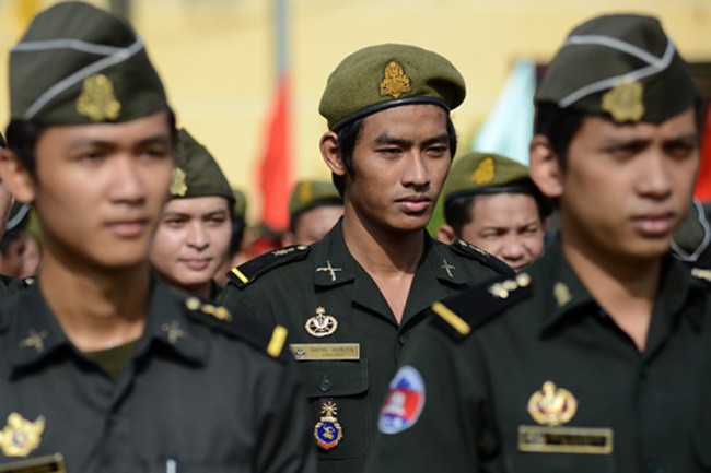 รองเสนาธิการใหญ่กองทัพประชาชนเวียดนามให้การต้อนรับรองผู้บัญชาการกองทัพกัมพูชา - ảnh 1
