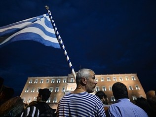 กรีซผ่านความเห็นชอบต่อร่างรัฐบัญญัติเกี่ยวกับการปฏิบัติมาตรการรัดเข็มขัด - ảnh 1