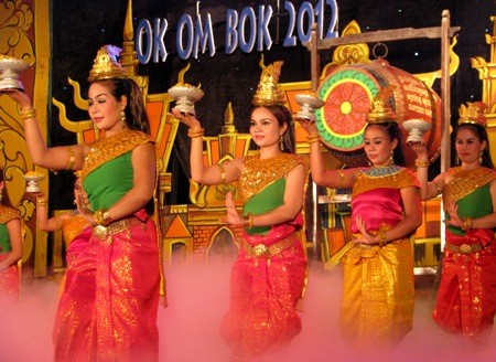 เทศกาล Ok Om Bok  ปี 2012 ของชนเผ่าเขมร  - ảnh 4
