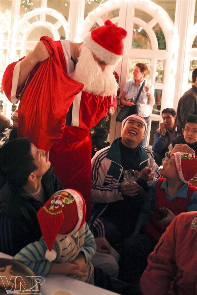 บรรยากาศเตรียมฉลองเทศกาลคริสต์มาสที่กรุงฮานอยและนครโฮจิมินห์ - ảnh 13