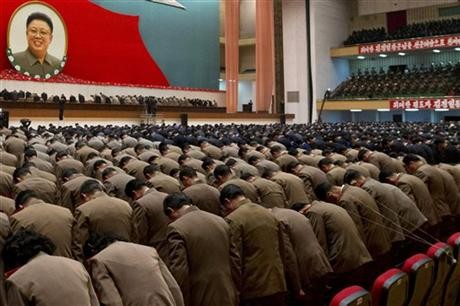 สาธารณรัฐประชาธิปไตยประชาชนเกาหลีจัดพิธีรำลึกครบ 1 ปี การถึงแก่อสัญกรรมของนาย คิมจองอิล - ảnh 1
