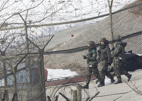 สาธารณรัฐเกาหลีติดตั้งขีปนาวุธนำวิถีเพื่อรับมือกับภัยคุกคามจากสาธารณรัฐประชาธิปไตยประชาชนเกาหลี - ảnh 1