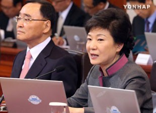 รัฐบาลชุดใหม่ของสาธารณรัฐเกาหลีจัดการประชุมคณะรัฐมนตรีครั้งแรก - ảnh 1