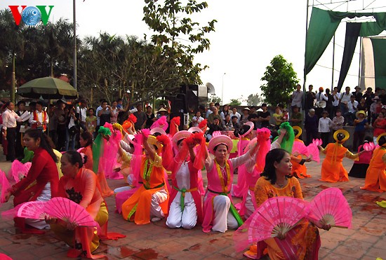 เทศกาลแห่งประเพณีการเลือกคู่ของหมู่บ้าน Đường Yên กรุงฮานอย - ảnh 12