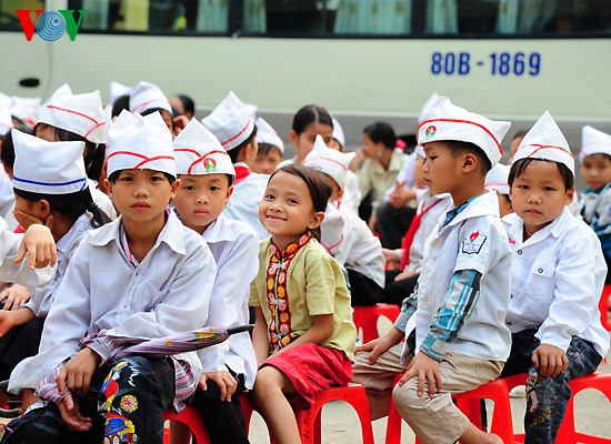เยาวชนอาสามอบของขวัญให้แก่ชนกลุ่มน้อยในจังหวัดเขตเขา Hà Giang - ảnh 2