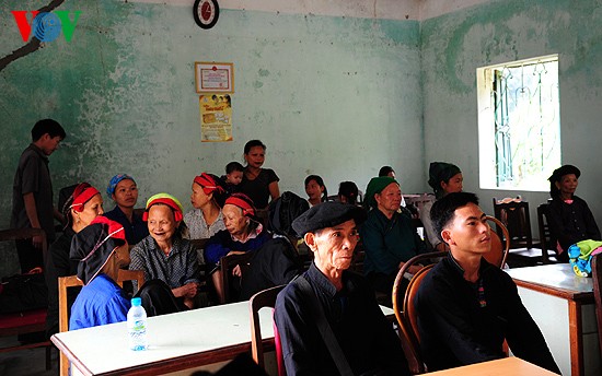 เยาวชนอาสามอบของขวัญให้แก่ชนกลุ่มน้อยในจังหวัดเขตเขา Hà Giang - ảnh 10