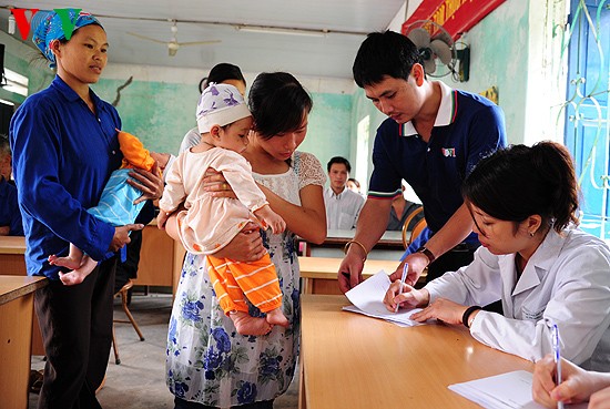 เยาวชนอาสามอบของขวัญให้แก่ชนกลุ่มน้อยในจังหวัดเขตเขา Hà Giang - ảnh 11