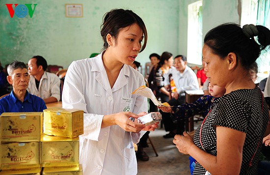 เยาวชนอาสามอบของขวัญให้แก่ชนกลุ่มน้อยในจังหวัดเขตเขา Hà Giang - ảnh 16