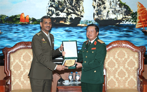 เสนาธิการใหญ่กองทัพประชาชนเวียดนามให้การต้อนรับผู้บัญชาการทหารบกสิงคโปร์ - ảnh 1