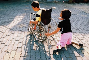 กองทุนเพื่อเด็กแห่งสหประชาชาติให้ความช่วยเหลือเด็กพิการเวียดนามต่อไป - ảnh 1