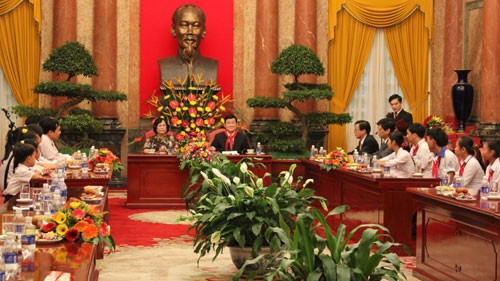 ประธานประเทศเวียดนามพบปะกับเด็กดีเด่นที่มีฐานะยากจนแต่มีผลการเรียนดี  - ảnh 1