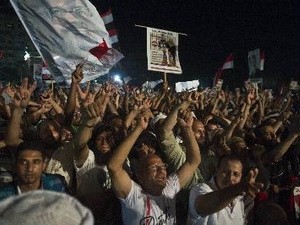 ชาวอียิปต์ทำการชุมนุมเพื่อเรียกร้องให้คืนตำแหน่งแก่ ประธานาธิบดี โมฮัมเหม็ด มอร์ซี - ảnh 1