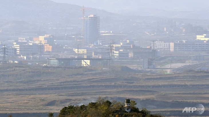 เจ้าหน้าที่สาธารณรัฐเกาหลี ลงพื้นที่ตรวจสอบสภาพโรงงานในเขตนิคมอุตสาหกรรมแกซอง - ảnh 1
