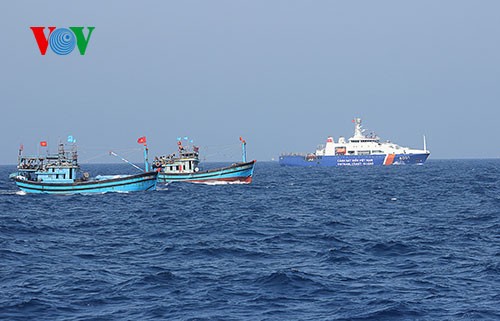 ชาวประมงภาคกลางเวียดนามมั่นใจออกทะเลจับปลาโดยไม่สนใจต่อการขัดขวางของเรือจีน - ảnh 16