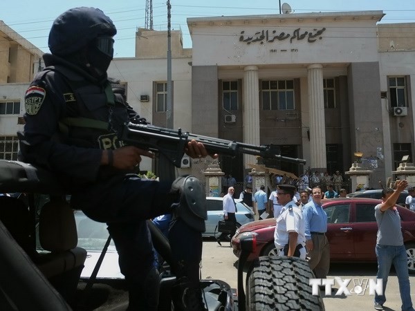 อียิปต์ตกอยู่ในภาวะความรุนแรงและแตกแยกนับตั้งแต่การชุมนุมประท้วงขับไล่อดีตประธานาธิบดี มอร์ซี - ảnh 1