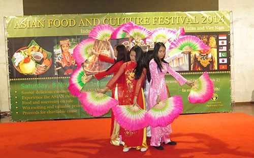เวียดนามเข้าร่วมงานเฟสติวัลวัฒนธรรมและอาหารแห่งเอเชียในยูเครนปี 2014  - ảnh 1