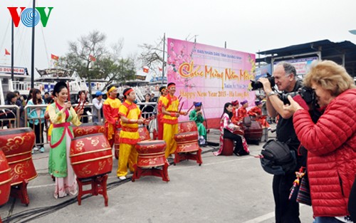 มีนักท่องเที่ยวจำนวนมากที่เดินทางมาเที่ยวเวียดนามในเทศกาลตรุษเต๊ตประเพณี - ảnh 1
