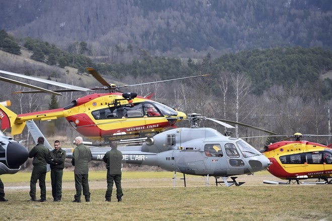 ฝรั่งเศสทำการกู้ภัยและค้นหาต่อไปในสถานที่เกิดอุบัติเหตุเครื่องบินแอร์บัส 320 ตก - ảnh 1