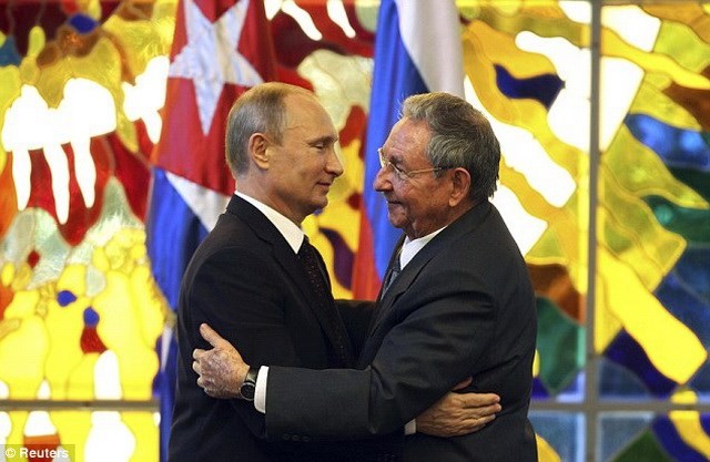 นาย วลาดีเมียร์ปูติน ประธานาธิบดีรัสเซียให้การต้อนรับนาย ราอุลคาสโตร ประธานประเทศคิวบา - ảnh 1