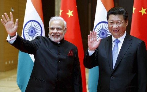 จีนและอินเดียให้คำมั่นที่จะแก้ปัญหาความขัดแย้งเกี่ยวกับพรมแดน - ảnh 1