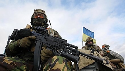 เกิดการปะทะอย่างต่อเนื่องในภาคตะวันออกของยูเครนก่อนการเจรจา 4 ฝ่าย - ảnh 1