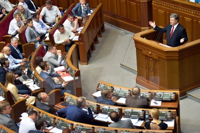 รัฐสภายูเครนอนุมัติร่างรัฐบัญญัติเพิ่มสิทธิปกครองตนเองให้แก่ภาคตะวันออก - ảnh 1
